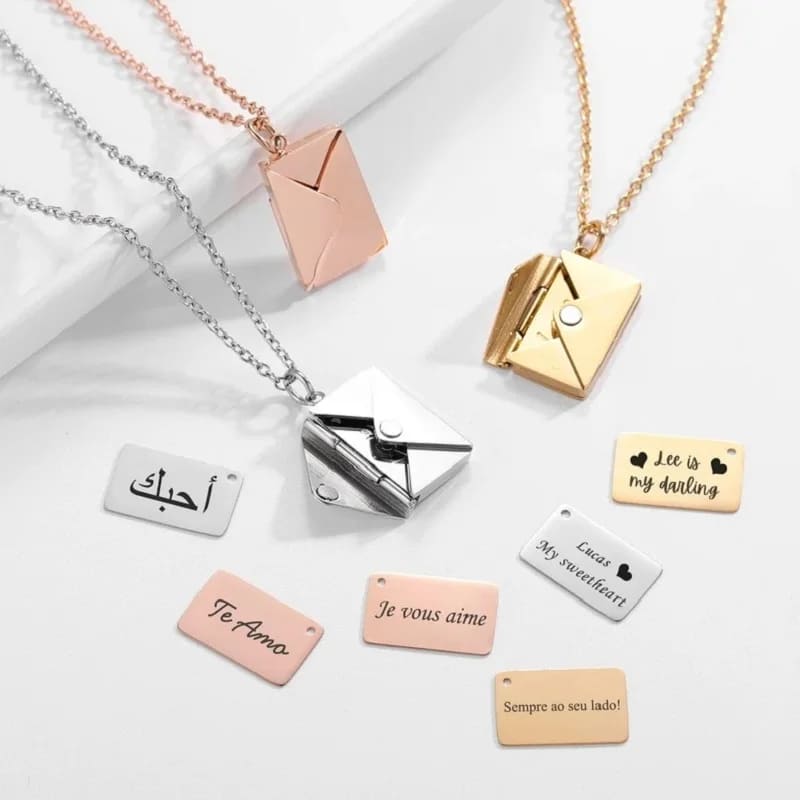 collier lettre personnalise gros plan