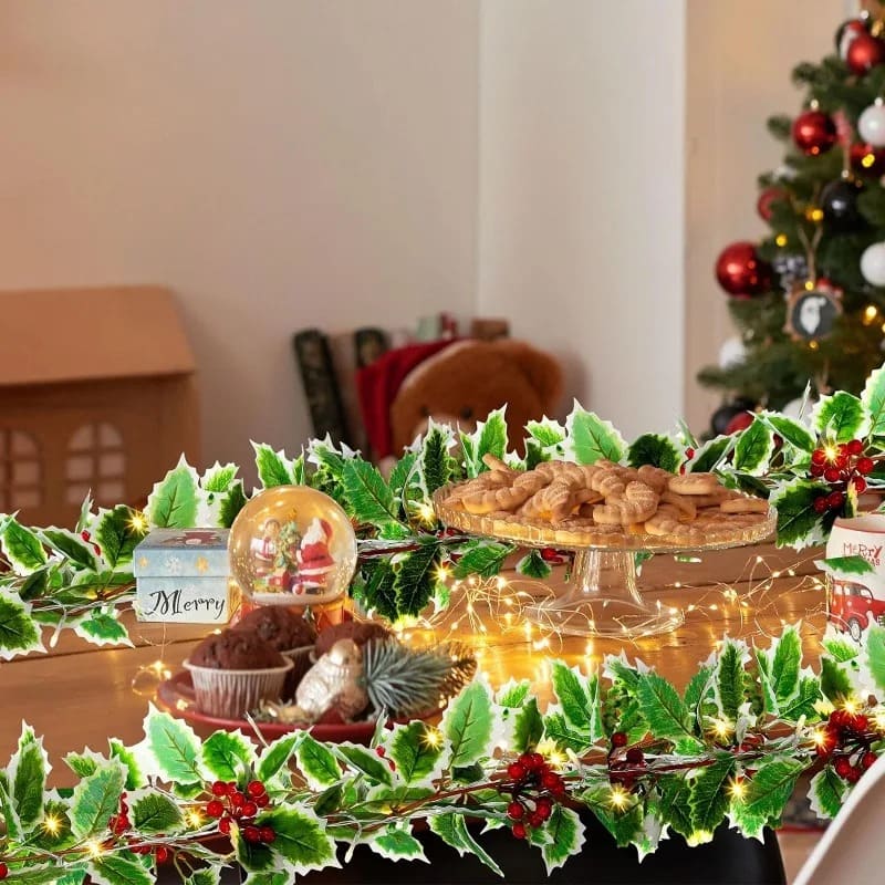 guirlande de houx sur une table