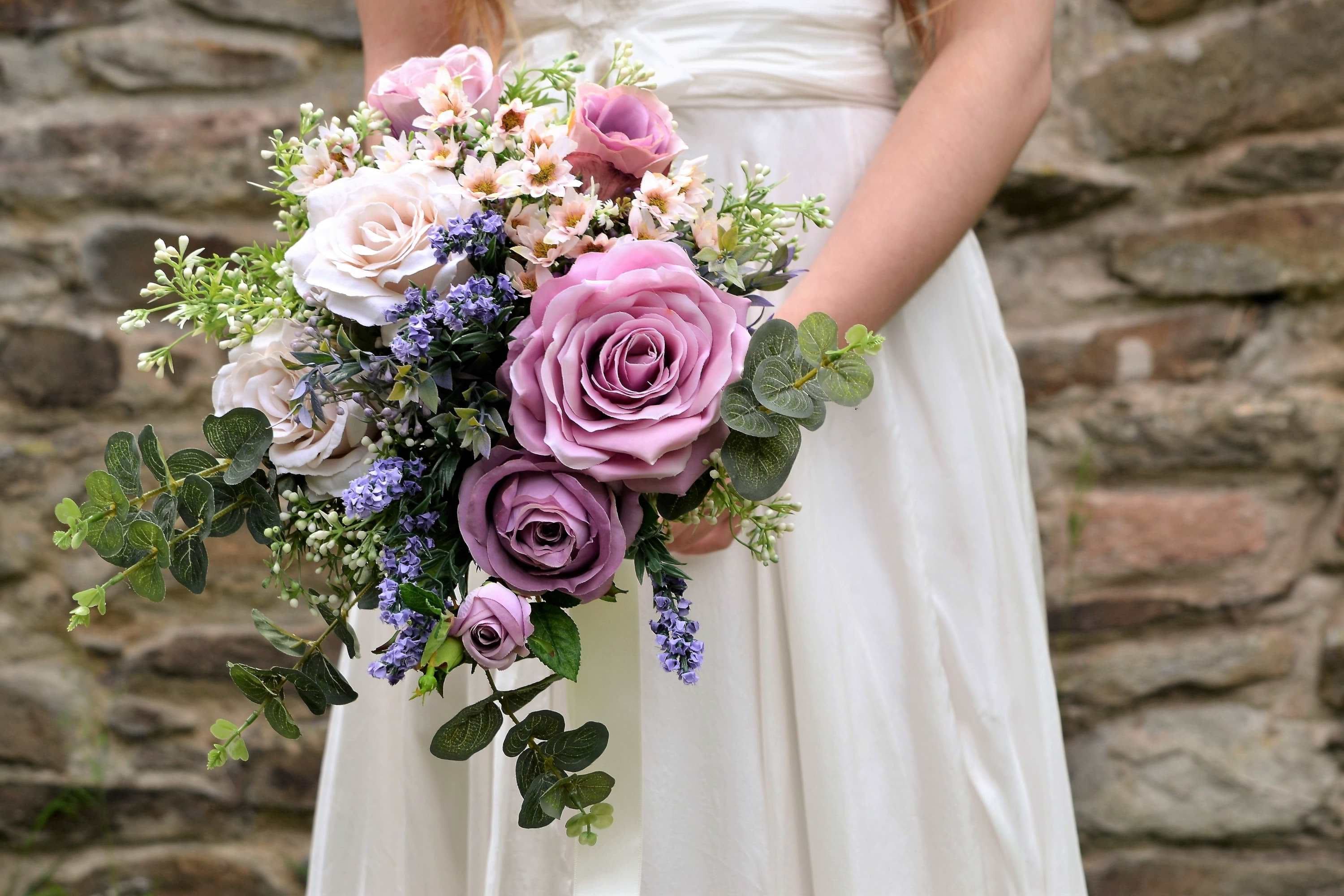 Mariée tenant un bouquet de fleurs artificielles