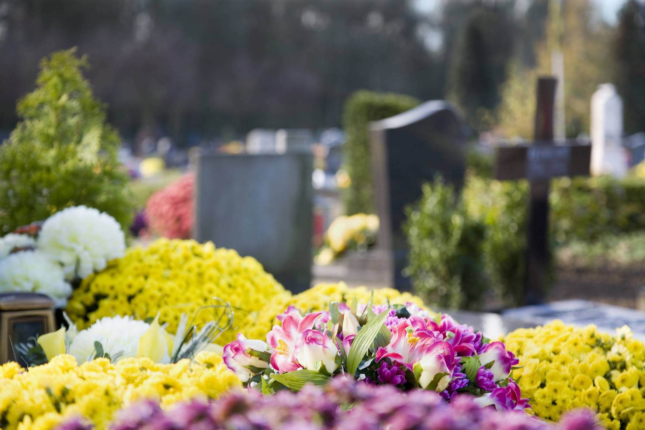 Quelles Fleurs Artificielles Choisir pour un Cimetière ?