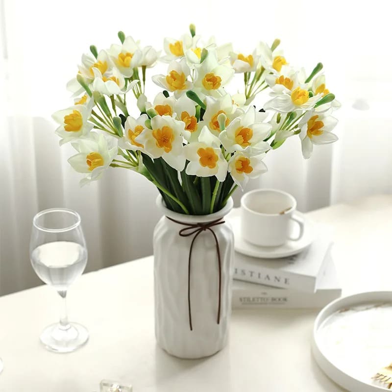 Jonquilles Artificielles dans un vase blanc